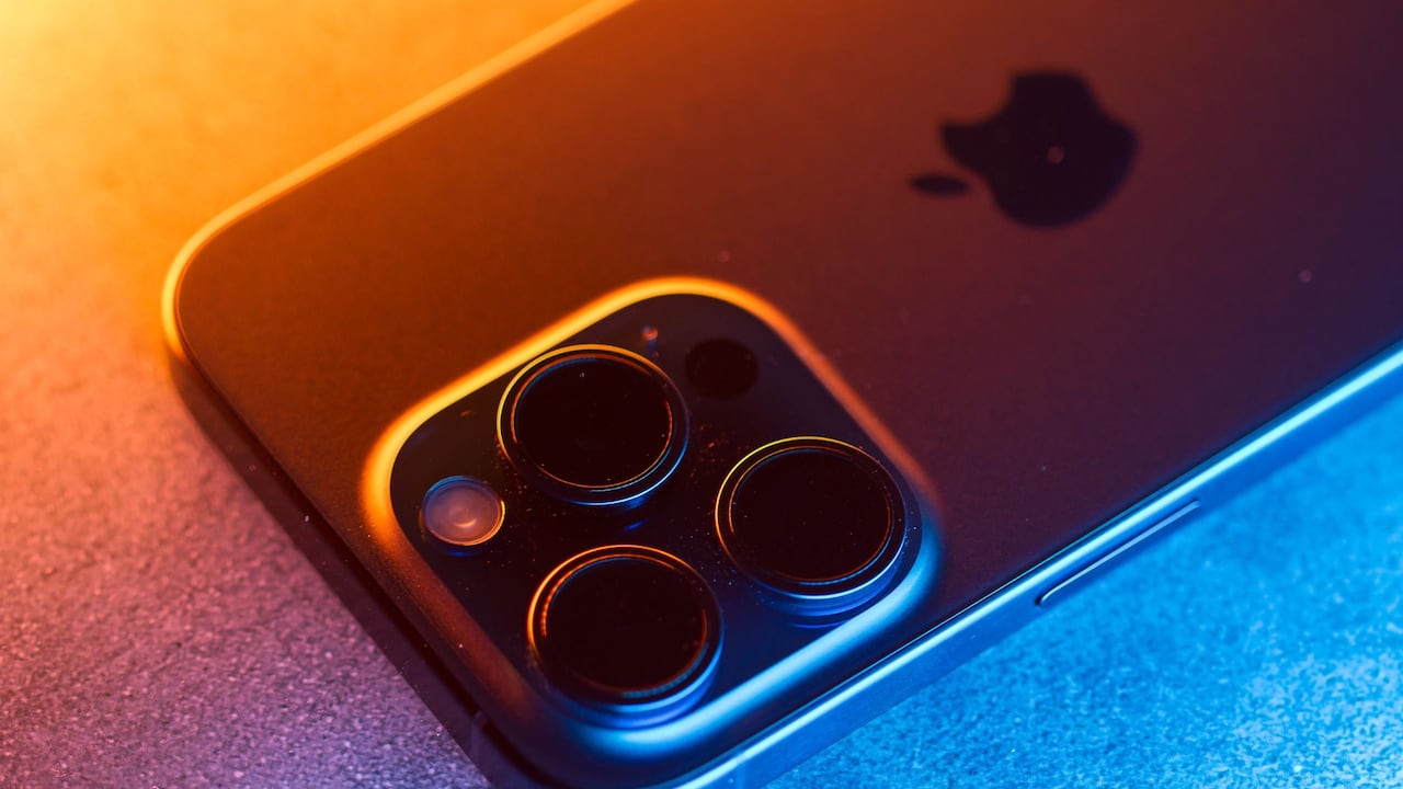 El iPhone tiene una cámara potente que permite tomar fotos y videos de alta calidad.
