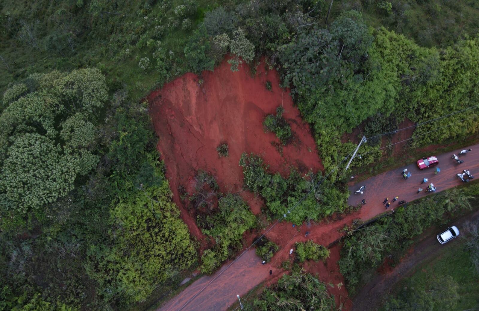 Deslizamiento de tierra en la vía Cristo Rey.