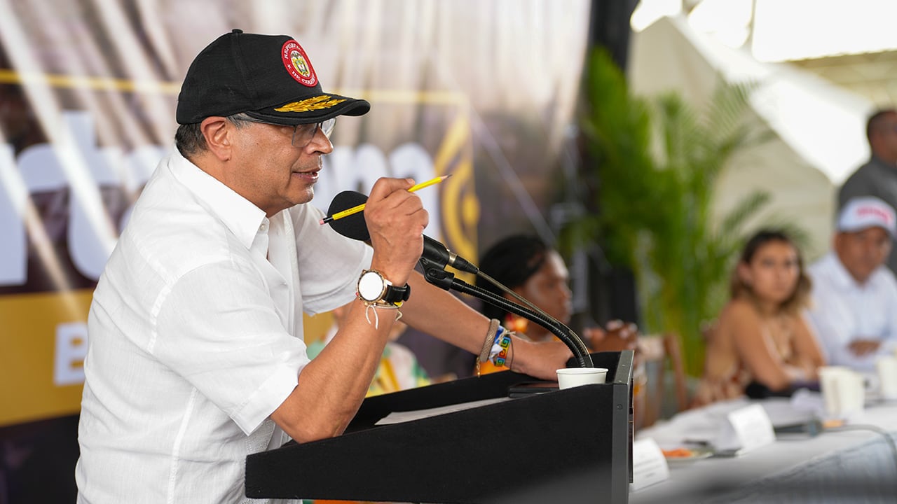 "Esa es la orden de la Constitución. Invito a toda la Fuerza Pública a respetarla. No levantar las armas contra el pueblo", dijo.