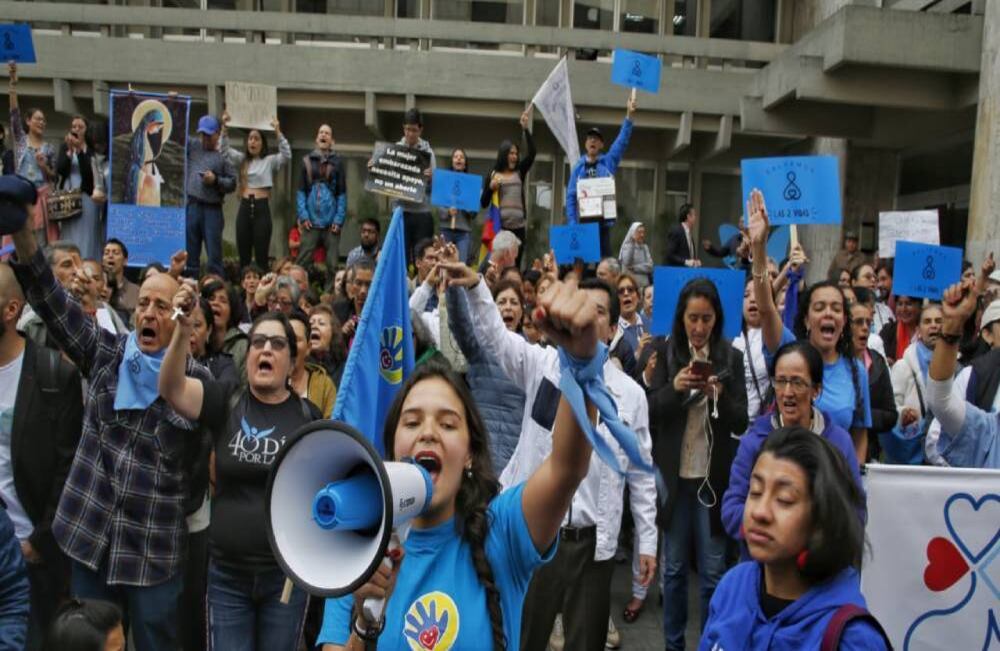 El magistrado Alejandro Linares, quien proyectó la ponencia de despenalización antes de las 16 semanas de gestación fue acompañado por Alberto Rojas y José Fernando Reyes. Pero la mayoría de la Sala Plena se opuso y esta posibilidad quedó enterrada por ahora. Foto: Guillermo Torres / SEMANA