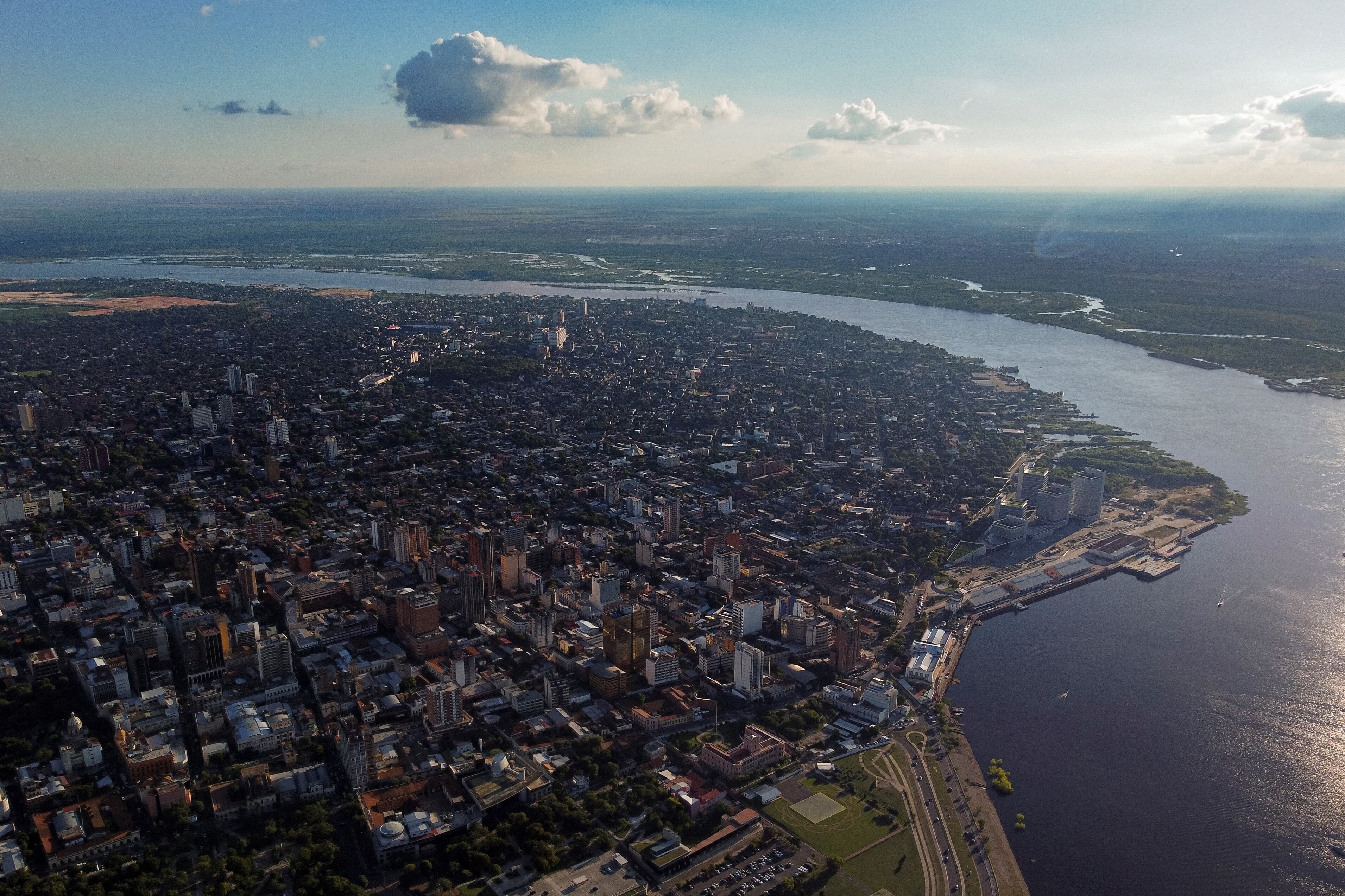 Vista aérea de Asunción tomada el 26 de abril de 2023. La capital paraguaya, Asunción, será sede de los Juegos Panamericanos de 2031, según anunció el presidente de Panam Sports, la organización responsable de los juegos, el 10 de octubre de 2025. (Foto de Luis ROBAYO / AFP)