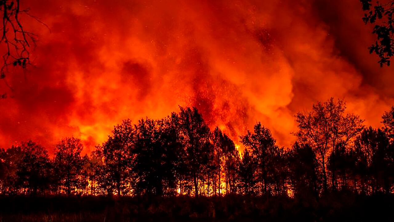 Los incendios que comenzaron a estallar el lunes provocaron la evacuación de más de 500 personas en la región de Gironda. (SDIS33 vía AP).