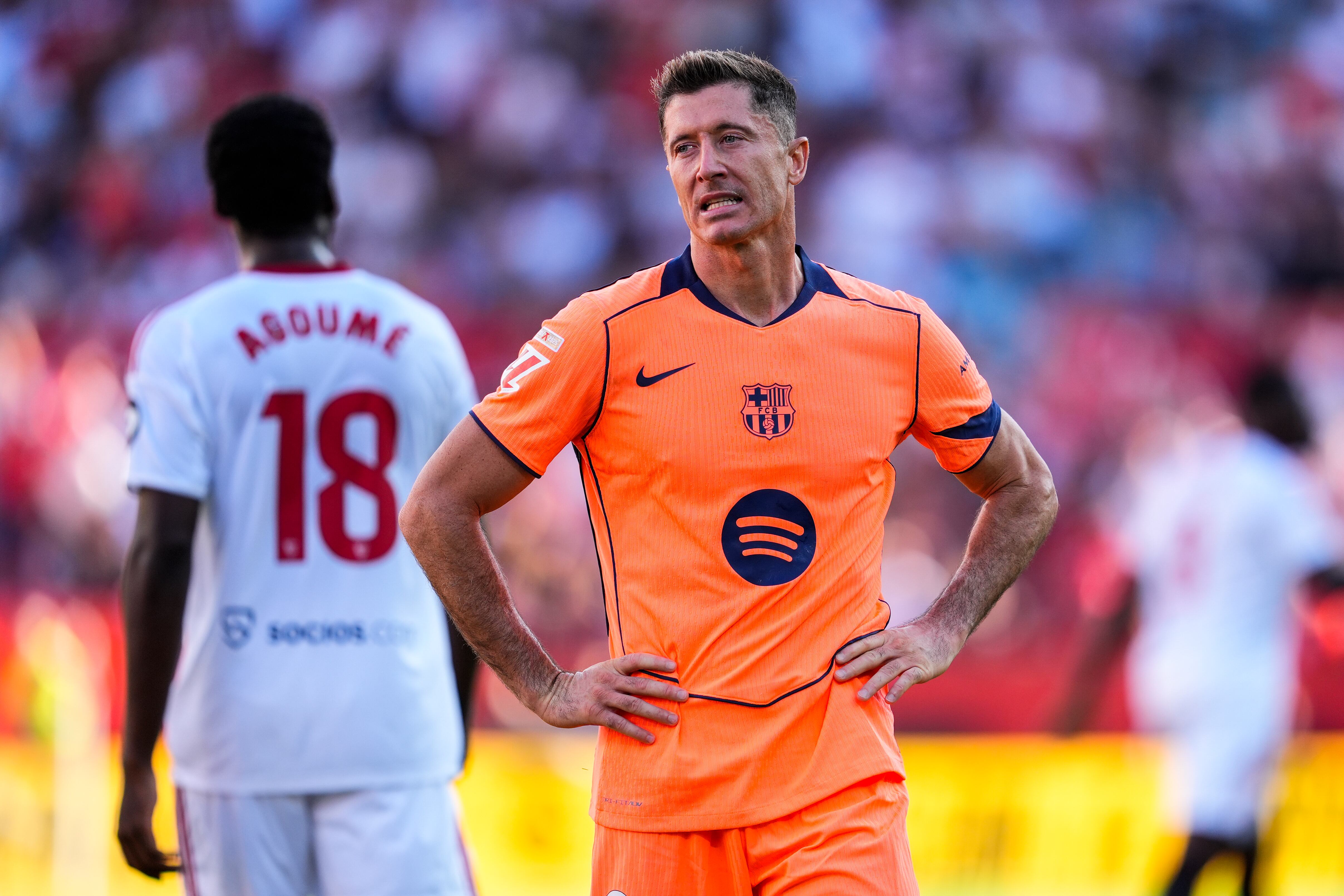 Robert Lewandowski se lamenta en medio de la derrota con Sevilla