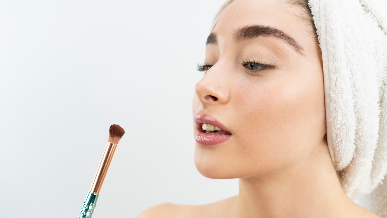 Una mala alimentación y fumar puede hacer que aparezcan arrugas prematuras en el rostro.