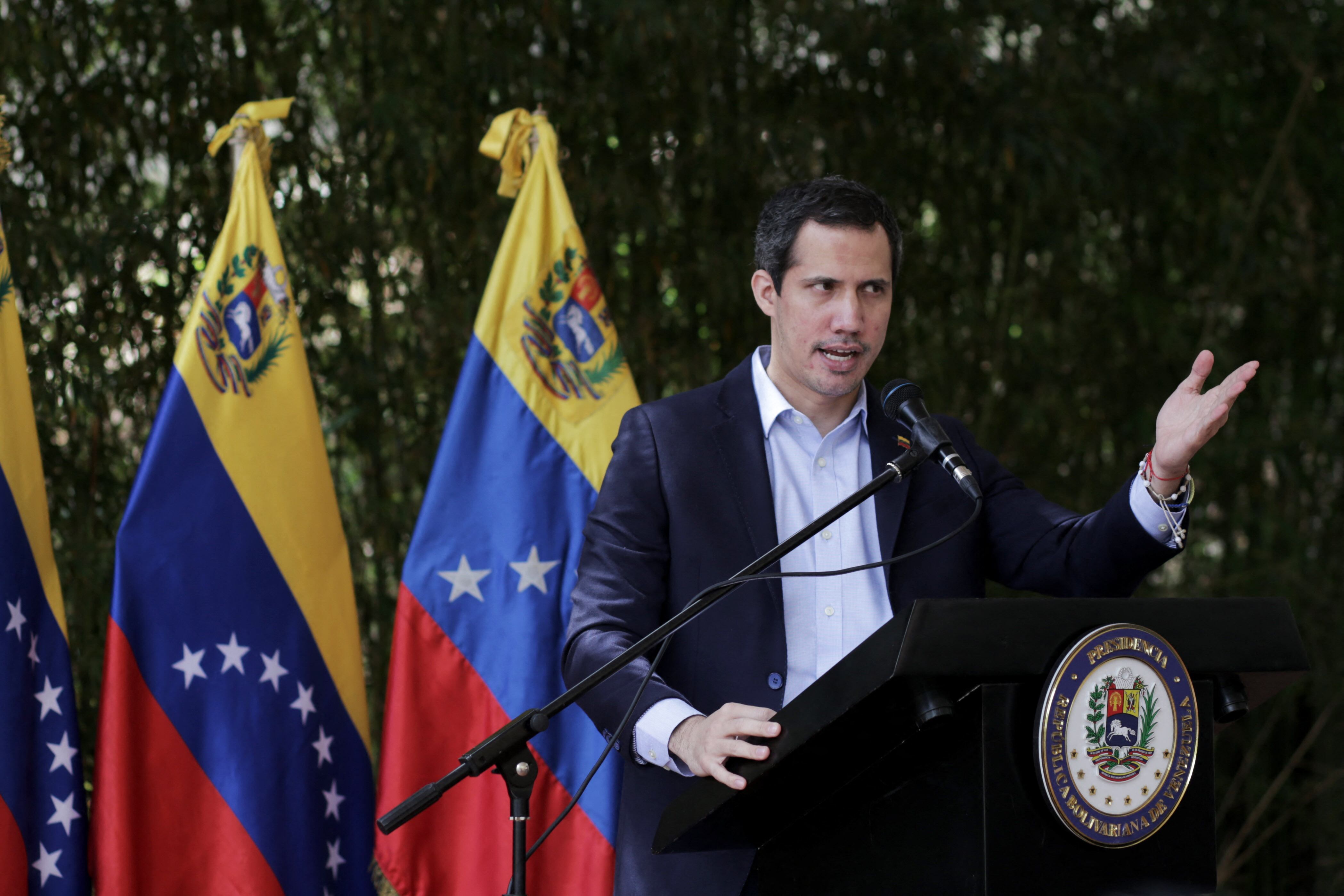 El líder de la oposición venezolana, Juan Guaidó, pronuncia un discurso durante una conferencia de prensa en el barrio Prados del Este en Caracas, el 10 de enero de 2022, un día después de que la oposición obtuviera una victoria histórica en una tensa elección para gobernador en el estado de Barinas, una región gobernada por el familia del difunto presidente Hugo Chávez durante más de dos décadas. - Según los primeros resultados oficiales dados a conocer el domingo por la noche por el Consejo Nacional Electoral (CNE), Sergio Garrido obtuvo el 55,36 por ciento de los votos en el estado Barinas frente al 41,27 por ciento de Jorge Arreaza, de 48 años, quien se desempeñó como vicepresidente y canciller del país y lo del yerno de Chávez. (Foto por Cristian HERNÁNDEZ / AFP)
