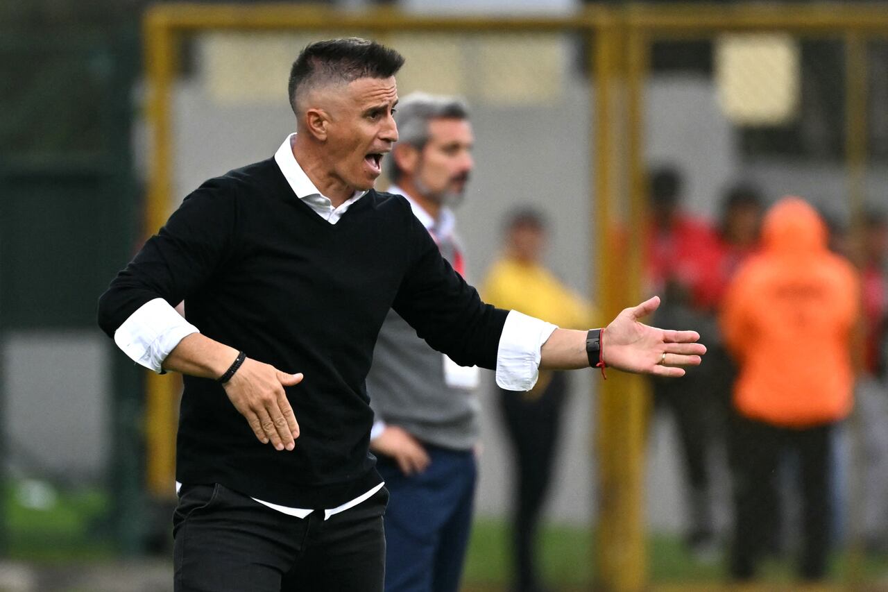 Independiente Santa Fe's Uruguayan head coach Pablo Peirano gives instructions during the Copa Libertadores qualification second round second leg football match between Colombia's Independiente Santa Fe and Chile's Iquique at the Metropolitano de Techo Stadium in Bogota on February 25, 2025. (Photo by Luis ACOSTA / AFP)