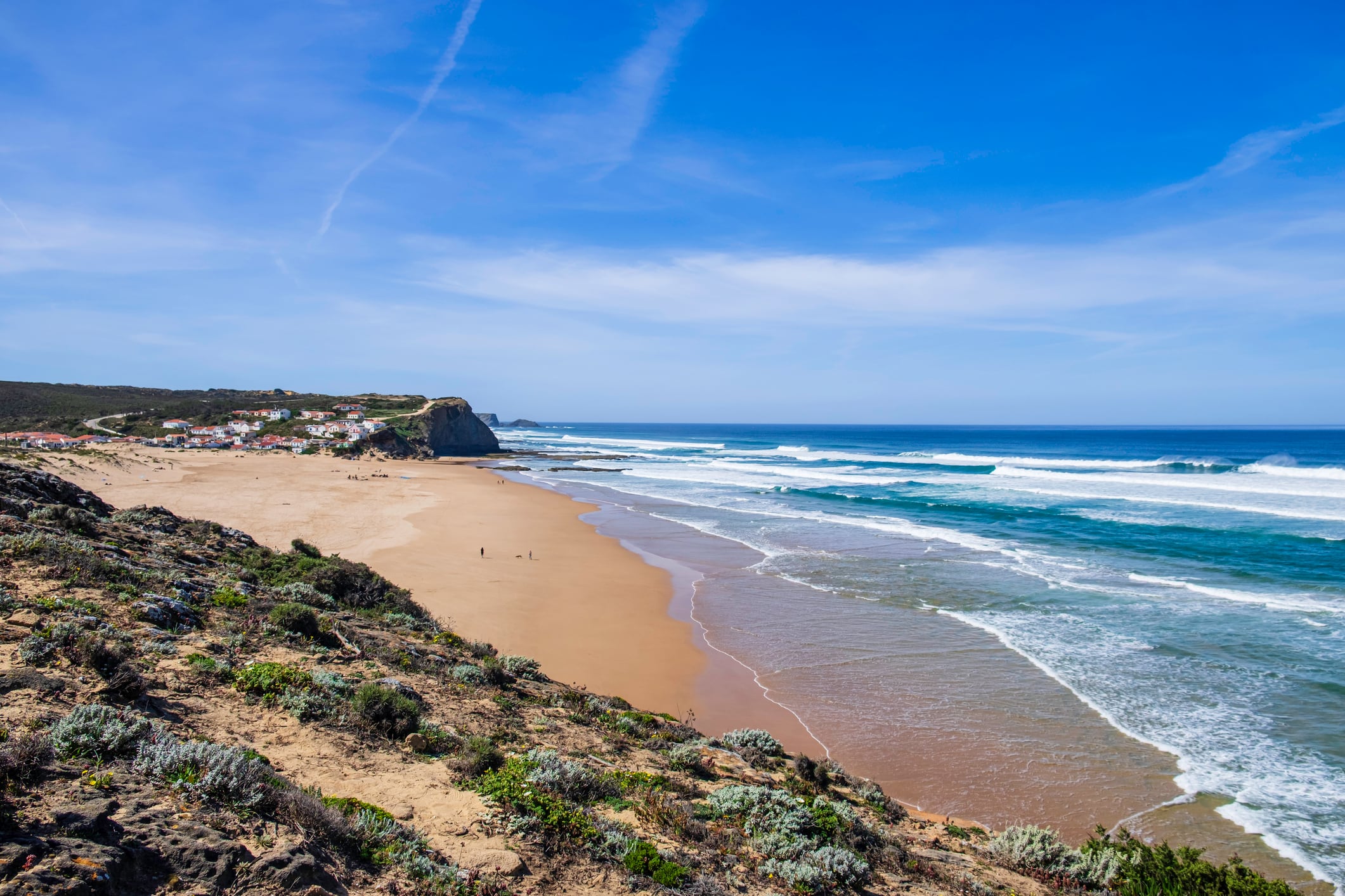 Praia do Monte Clérigo es una de las playas imperdibles en Portugal.