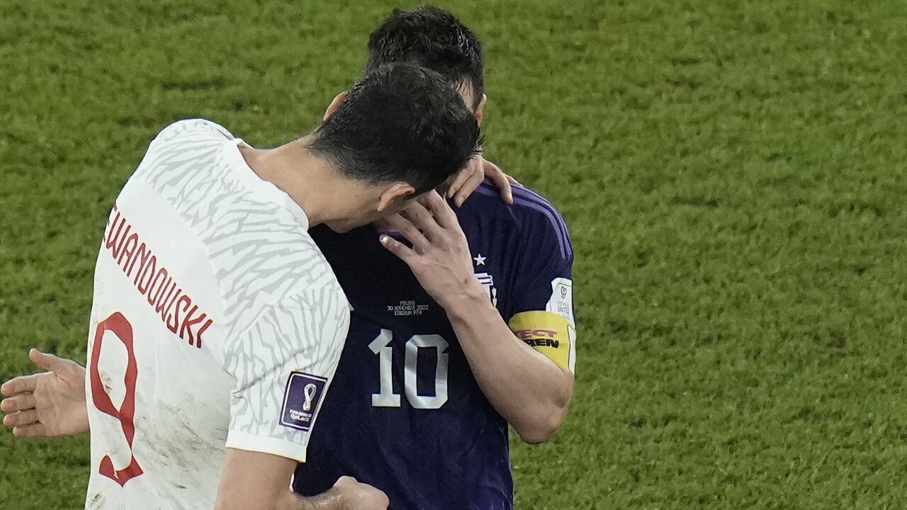 Lewandowski buscó a Messi al final del partido en el estadio 974