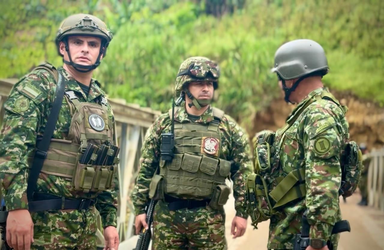 •	En un año de presencia permanente de la Fuerza Pública en el Cañón del Micay, se han entregado más de 80 toneladas de ayudas humanitarias, se restableció la conectividad celular en zonas rurales y se distribuyeron 2.500 regalos en Navidad 2024.