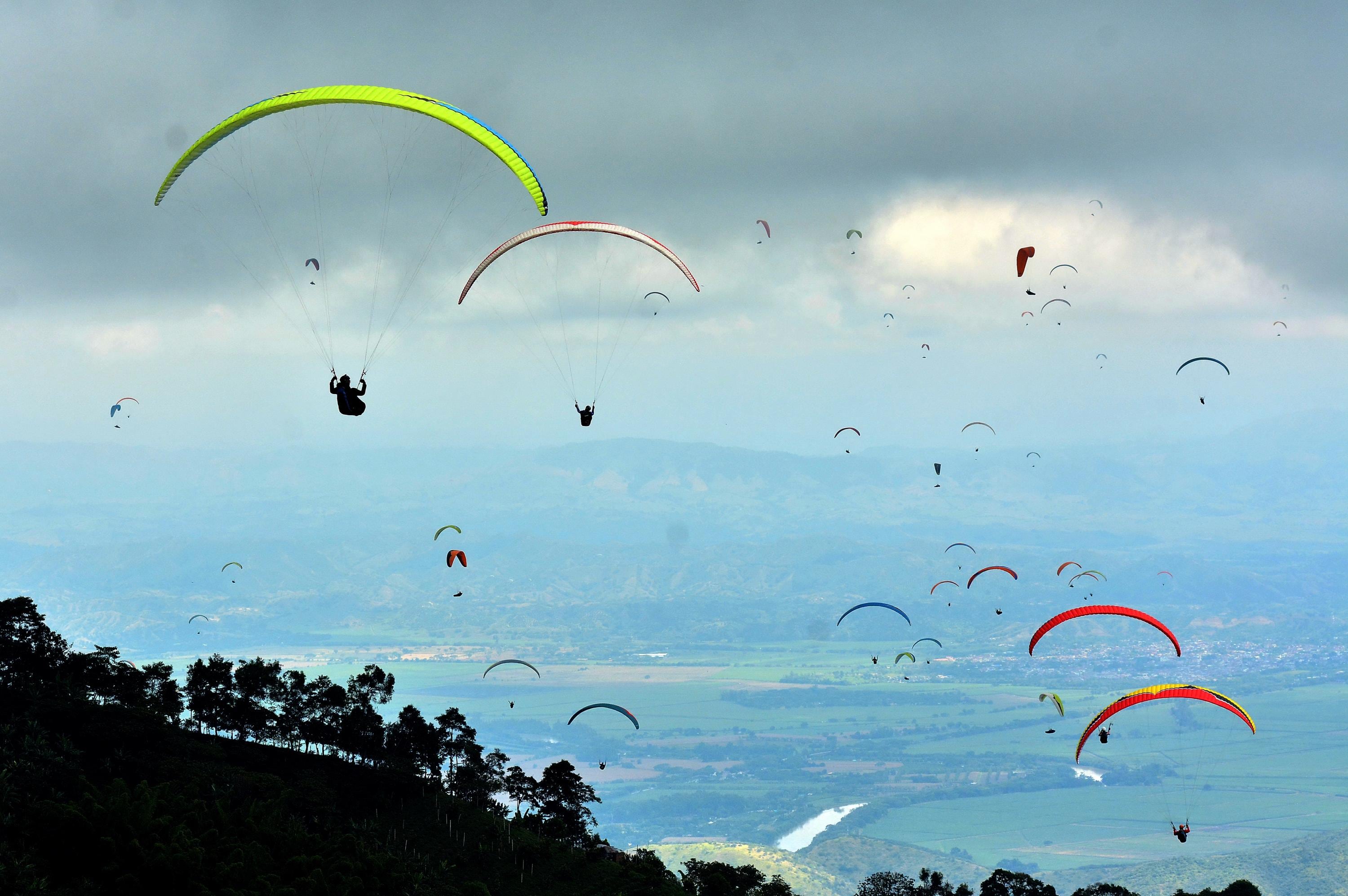 Al municipio de Roldanillo llegan a principios de año cientos de turistas para practicar parapente. Clima y economía, entre las ventajas de la región.