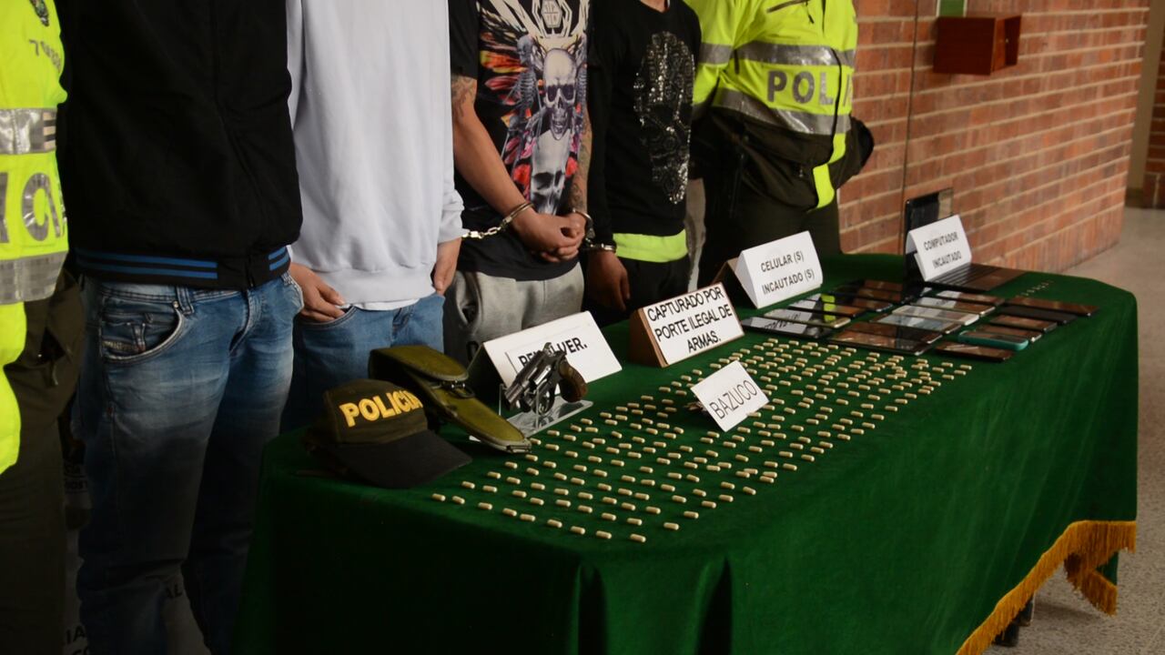 Hombres, entre los 27 y 31 años, fueron capturados en la operación por el delito de porte y tráfico de armas de fuego.