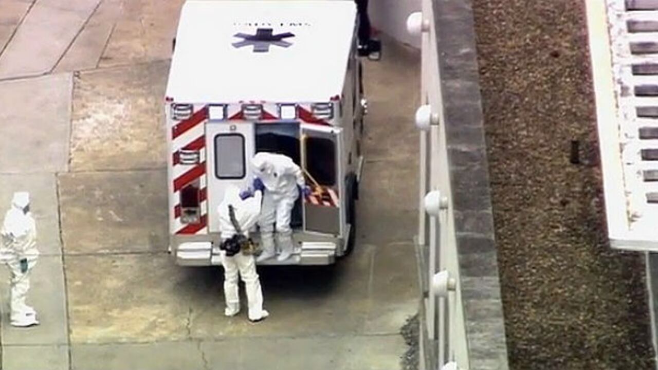 Una ambulancia llega al Emory University Hospital con el doctor Kent Brantly (derecha), el 2 de agosto del 2014, en Atlanta, EE. UU.