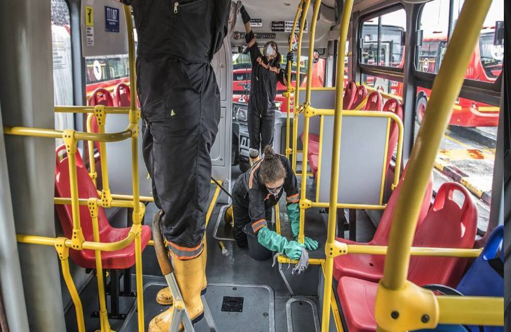 Desde las 10:00 p.m. hasta las 5:00 a.m., cerca de 30 funcionarios del sistema, con ayuda de mangueras e hipoclorito de sodio, estuvieron limpiando durante varias noches los objetos con los que los usuarios tienen más contacto, como lo son puertas, sillas, torniquetes, entre otros. Foto: Juan Carlos Sierra-SEMANA