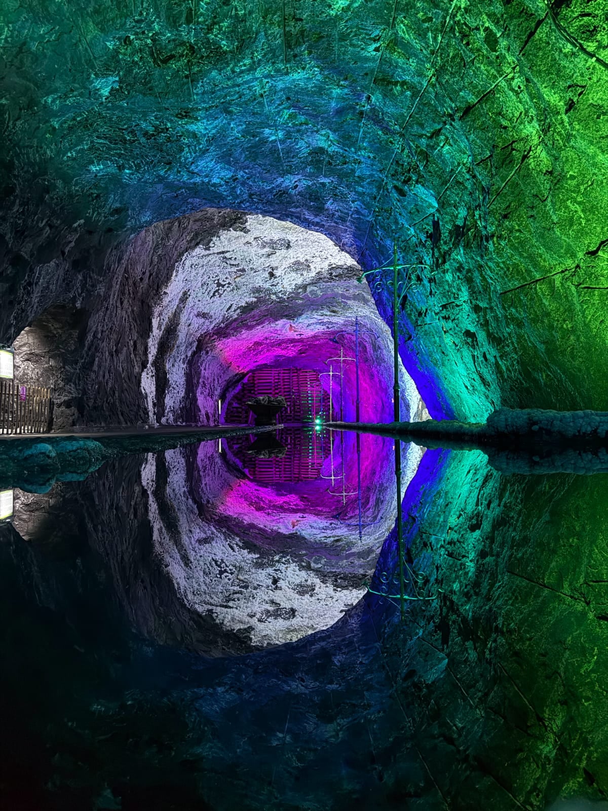 El espejo de salmuera en la mina de sal es el lugar favorito de los turistas para tomar fotografías.