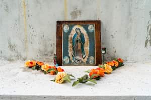 La construcción del altar puede convertirse en un plan para unir a la familia.