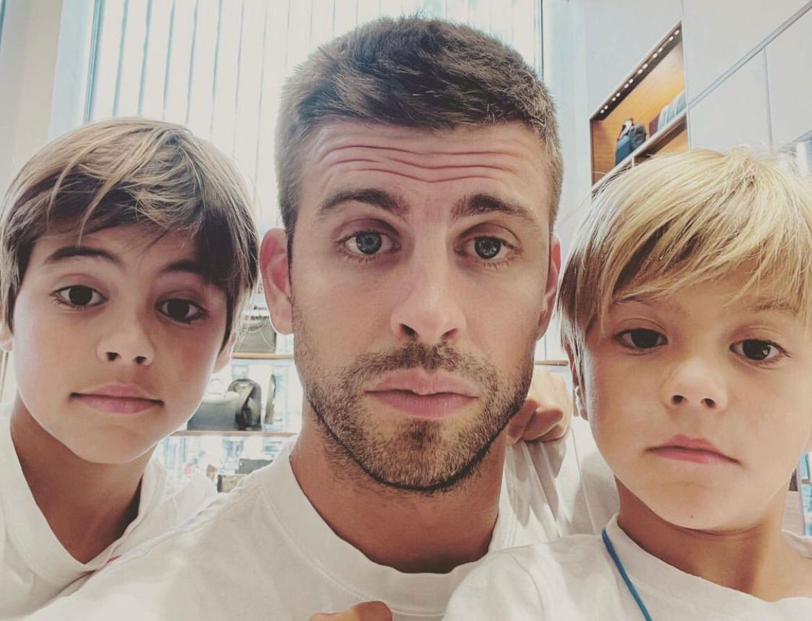 Gerard Piqué junto a sus dos hijos Milan y Sasha.
