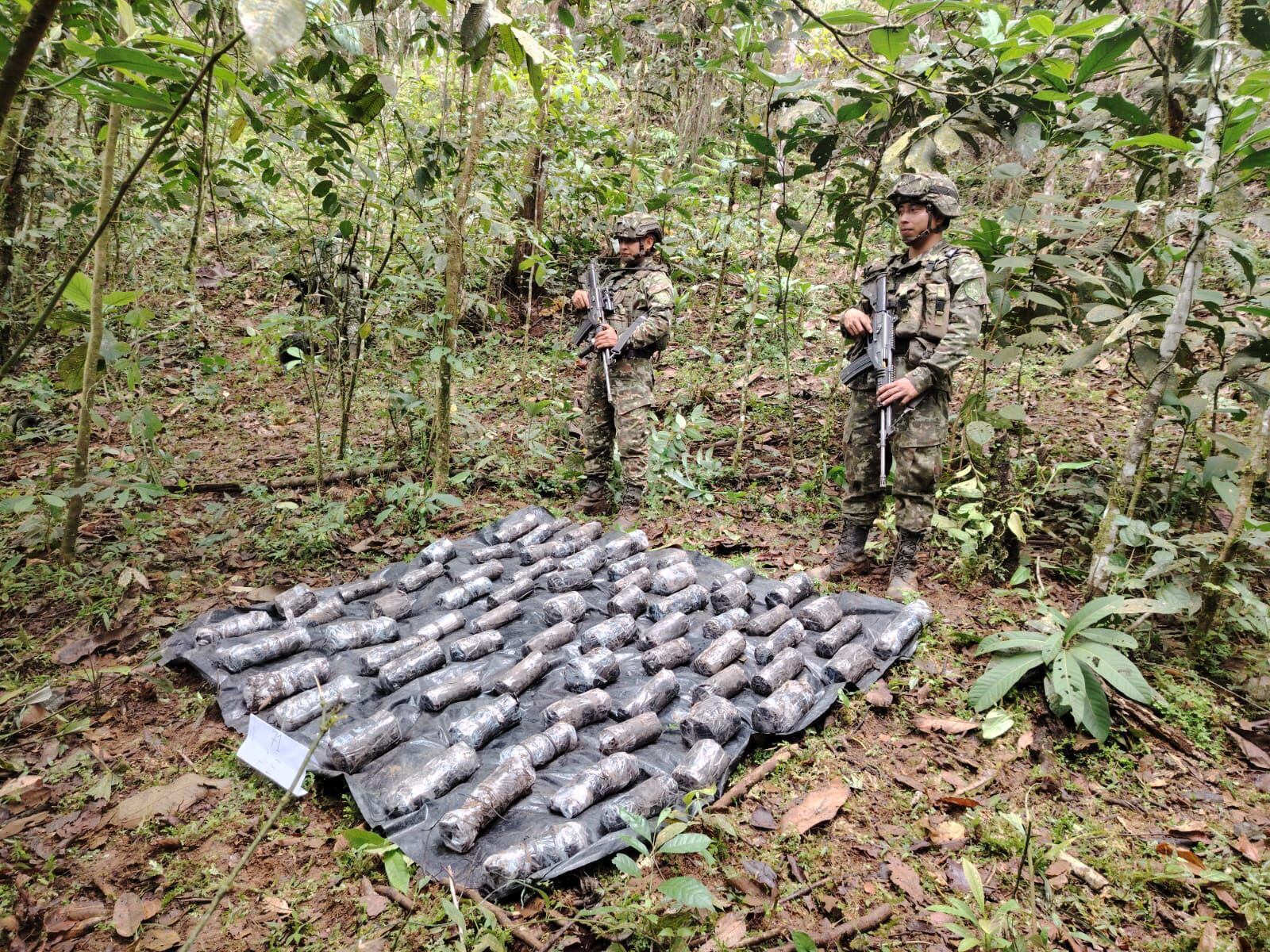 Militares tras encontrar explosivos de las disidencias de las Farc en el Caquetá.