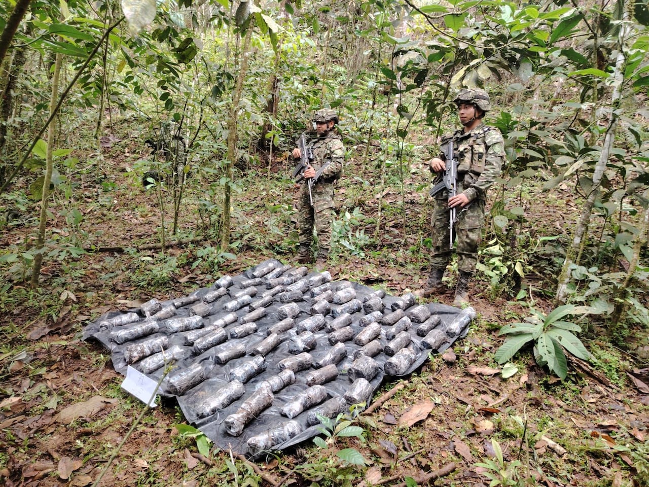 Militares tras encontrar explosivos de las disidencias de las Farc en el Caquetá.