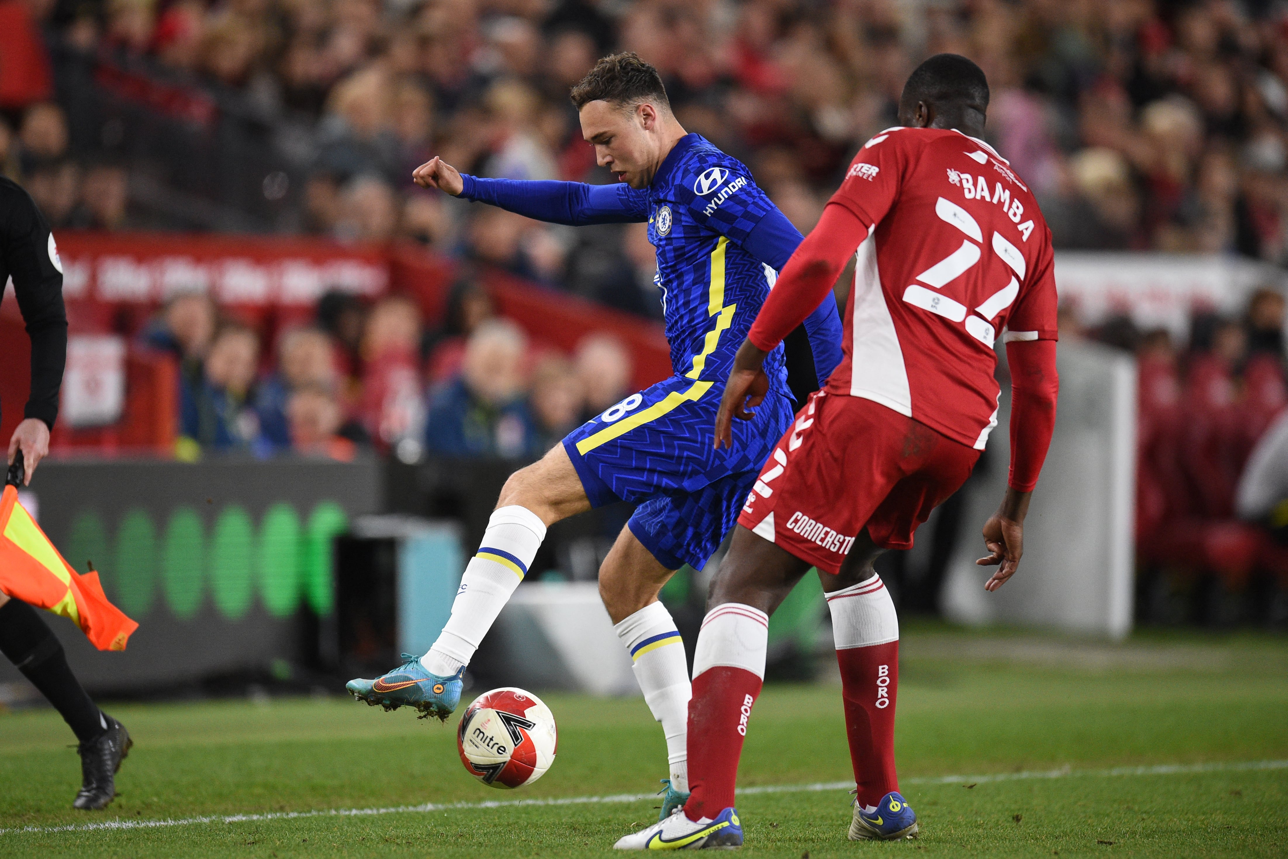 El mediocampista inglés del Chelsea Harvey Vale (L) compite con el defensor marfileño de Middlesbrough Sol Bamba (R) durante el partido de fútbol de cuartos de final de la Copa FA inglesa entre Middlesbrough y Chelsea en el Riverside Stadium en Middlesbrough, noreste de Inglaterra el 19 de marzo de 2022. ( Foto de Oli SCARFF / AFP) / RESTRINGIDO A USO EDITORIAL. No se utiliza con audio, video, datos, listas de dispositivos, logotipos de clubes/ligas o servicios 'en vivo' no autorizados. Uso en línea durante el partido limitado a 120 imágenes. Se pueden usar 40 imágenes adicionales en tiempo extra. Sin emulación de vídeo. El uso de las redes sociales durante el partido está limitado a 120 imágenes. Se pueden usar 40 imágenes adicionales en tiempo extra. Sin uso en publicaciones de apuestas, juegos o publicación de un solo club/liga/jugador