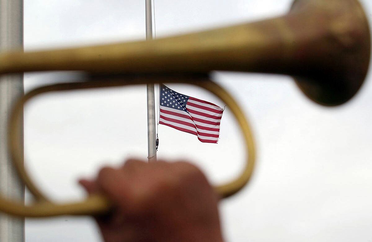 Los llamados de corneta son interpretados después de un saludo de 21 pistolas durante las ceremonias del Día de los Caídos en el American Spire Plaza of Honor en McAllen, Texas, el lunes 25 de mayo de 2020. (Delcia Lopez / The Monitor vía AP)
