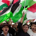 Manifestantes corean consignas mientras ondean banderas palestinas durante una marcha en apoyo del pueblo palestino en el exterior de la misión de Naciones Unidas en Yakarta, Indonesia, el 20 de octubre de 2023. (AP Foto/Dita Alangkara)