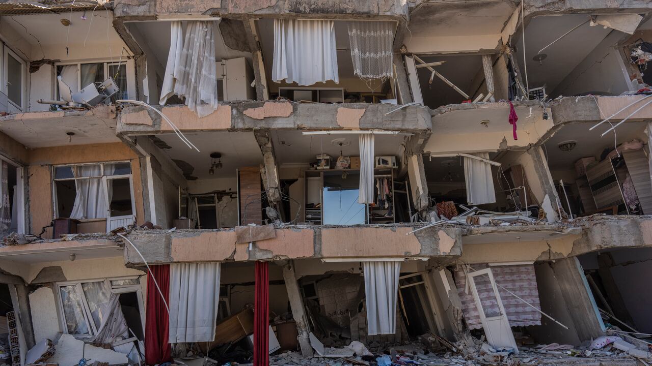 Con la nueva cadena de temblores ocurridos este lunes, 20 de febrero, algunas de las edificaciones que habían quedado en píe tras el terremoto del 6 de febrero en Turquía, se fueron al piso.