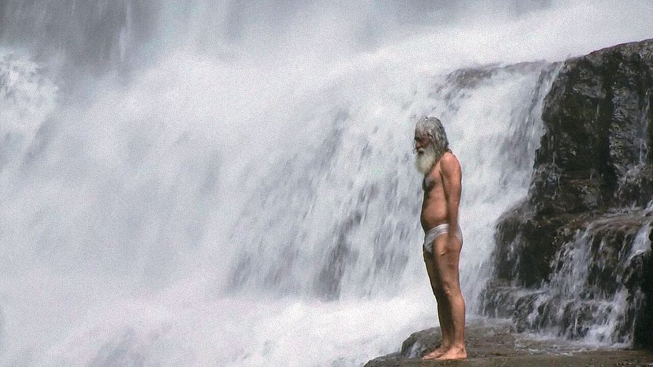 Rubén Mendoza, director de la cinta, celebra a través de ella la inutilidad de el Cucho y su imposibilidad de conservar un trabajo y mantener un ritmo de vida normal. Para él ser un vago es un acto de valentía que merece ser contado.