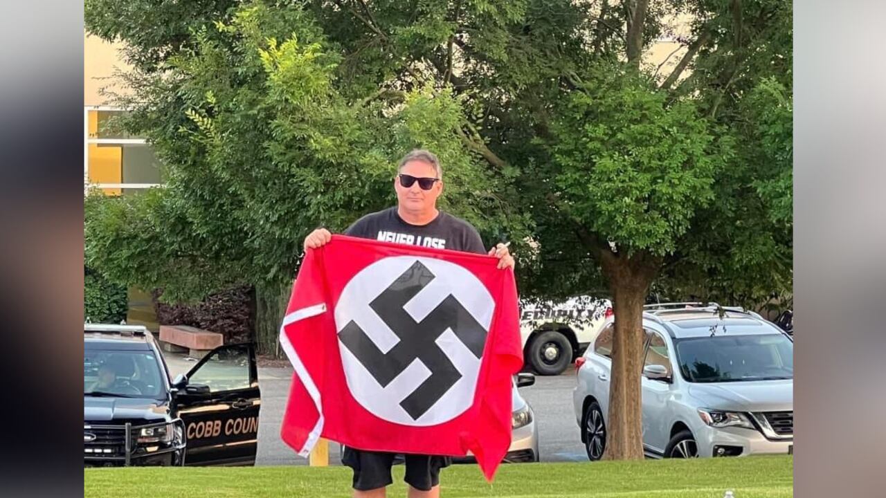 La presencia de personas ondeando banderas neo nazis al exterior de una sinagoga en Estados Unidos generan indignación.