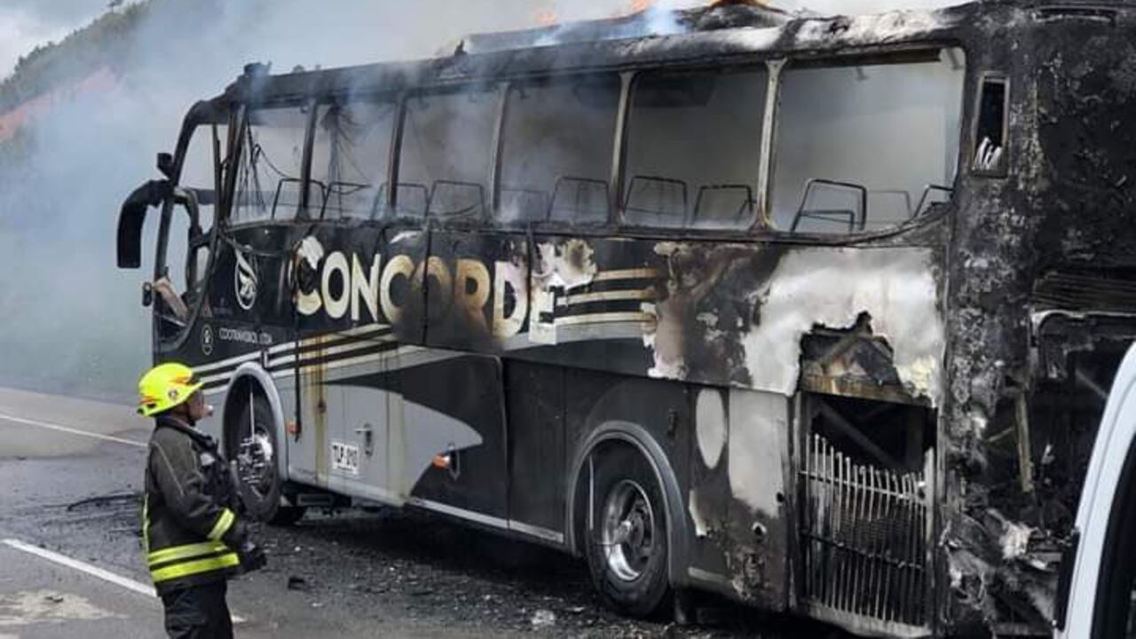 Un autobús, perteneciente a la flota de servicio público de la empresa Concorde, terminó entre llamas, en las cercanías del peaje Albarracín.
