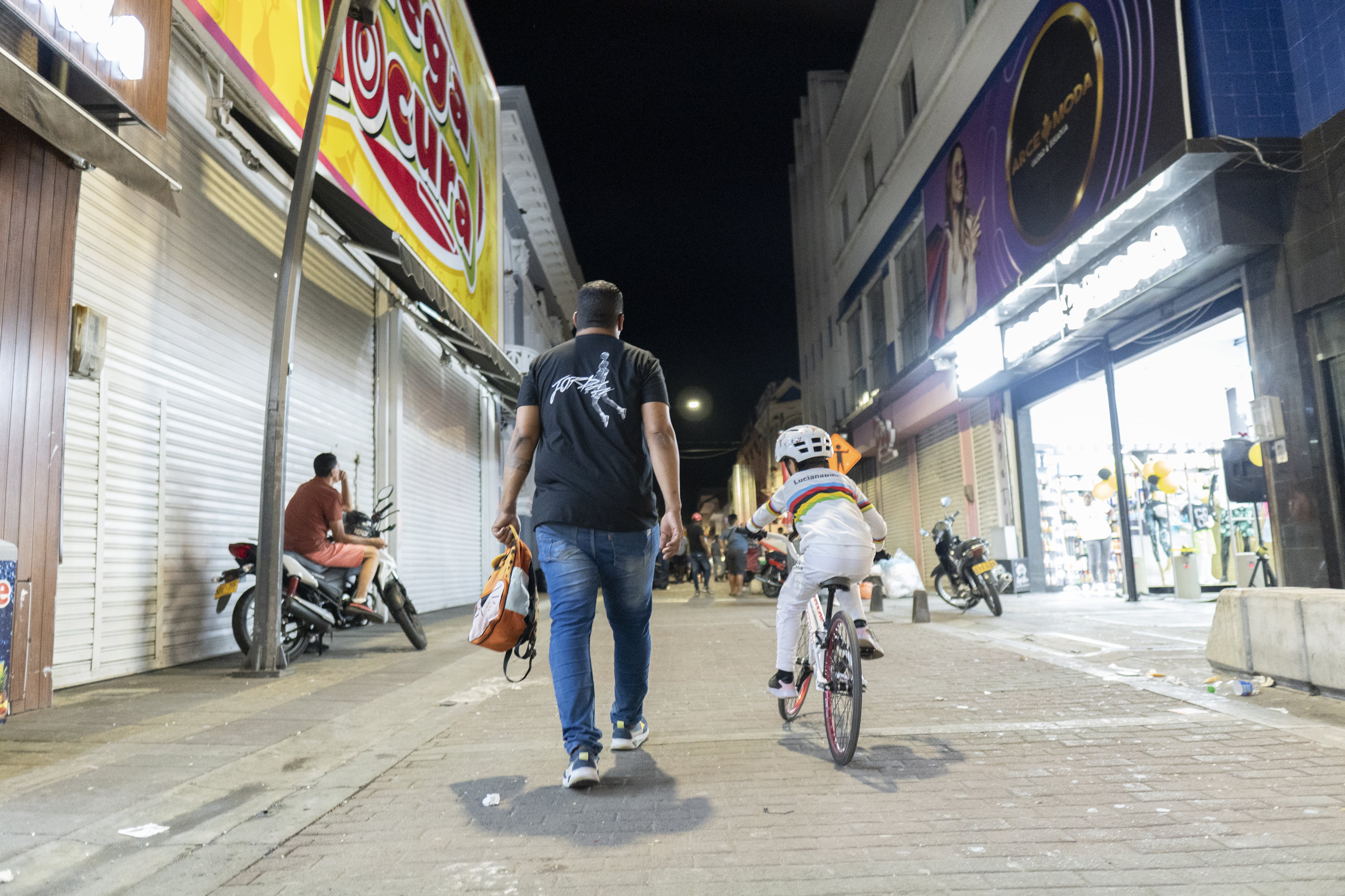 Luciana Armilla Trujillo reparte sánduches en las calles de Palmira