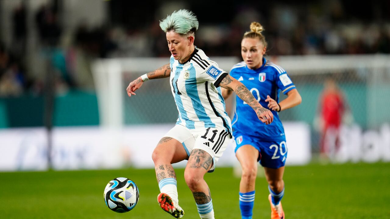 La argentina Yamila Rodríguez controla el balón durante el partido de fútbol del Grupo G de la Copa Mundial Femenina entre Italia y Argentina en Eden Park en Auckland, Nueva Zelanda, el lunes 24 de julio de 2023. (Foto AP/Abbie Parr)