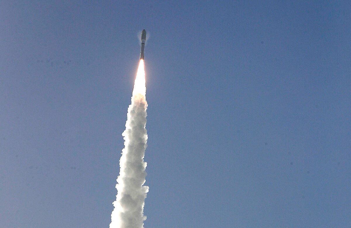 Un cohete United Launch Alliance Atlas V despega de la plataforma 41 en la Estación de la Fuerza Aérea de Cabo Cañaveral en Cabo Cañaveral, Florida. La misión enviará un rover de Marte al Planeta Rojo para buscar signos de vida y explorar la geología del planeta y mucho más. Foto: John Raoux / AP 
