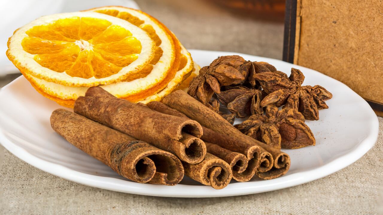 A las cáscaras de naranja con canela se les pueden dar diferentes usos.