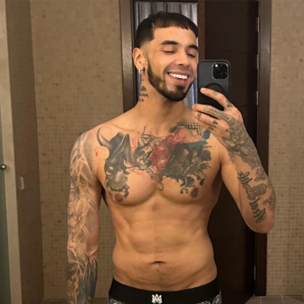 El cantante mostró su figura en redes sociales.