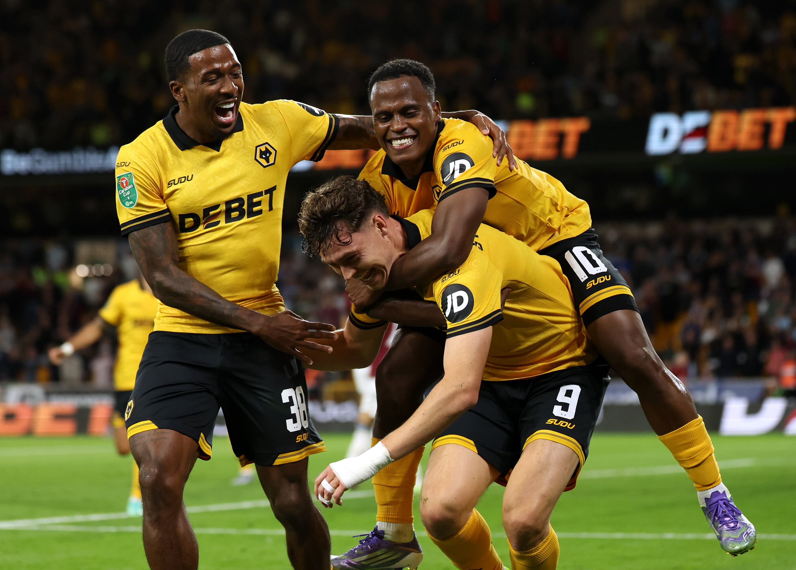 Wolverhampton celebrando el triunfo ante West Ham por la EFL Cup.
