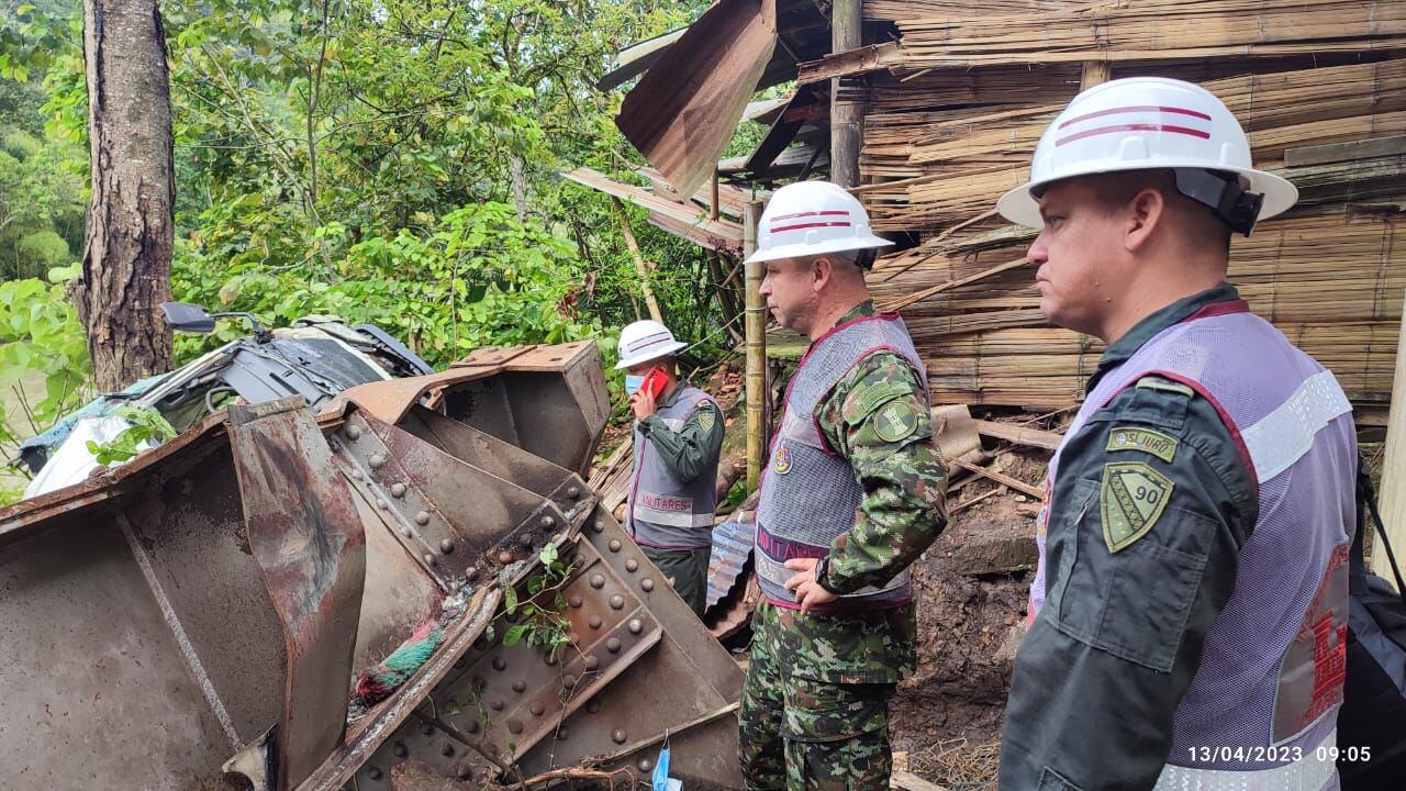 Ingenieros militares evalúa si se puede instalar un puente militar sobre el Río La Vieja en el Quindío.