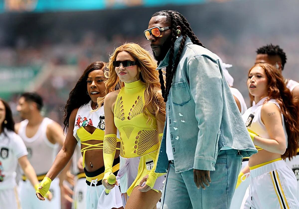 Shakira, J Balvin y los looks que marcaron la inauguración en el Estadio Azteca