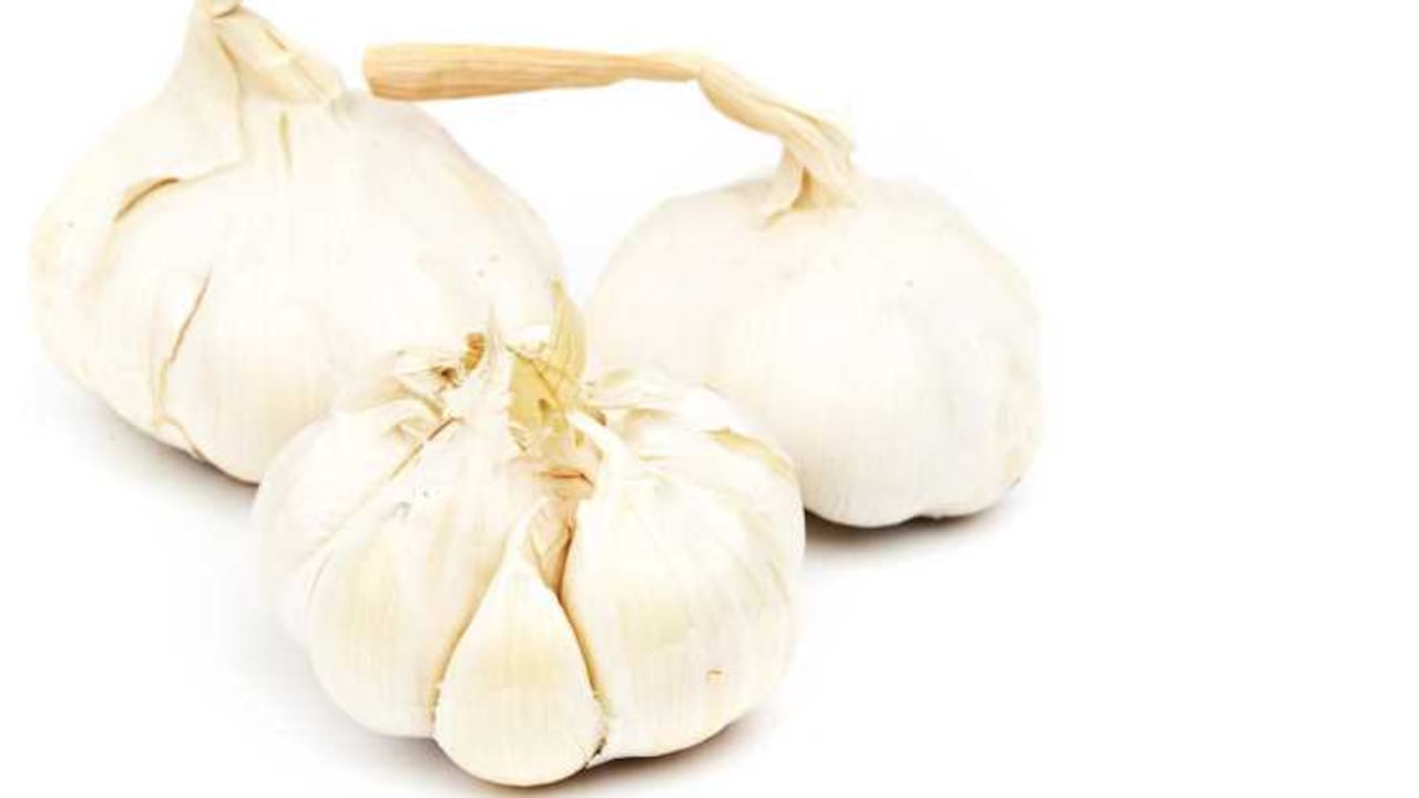 La alimentación contribuye en la salud del hígado y uno de los alimentos que aporta grandes beneficios para su correcto funcionamiento es el ajo. Foto: Ingimage.