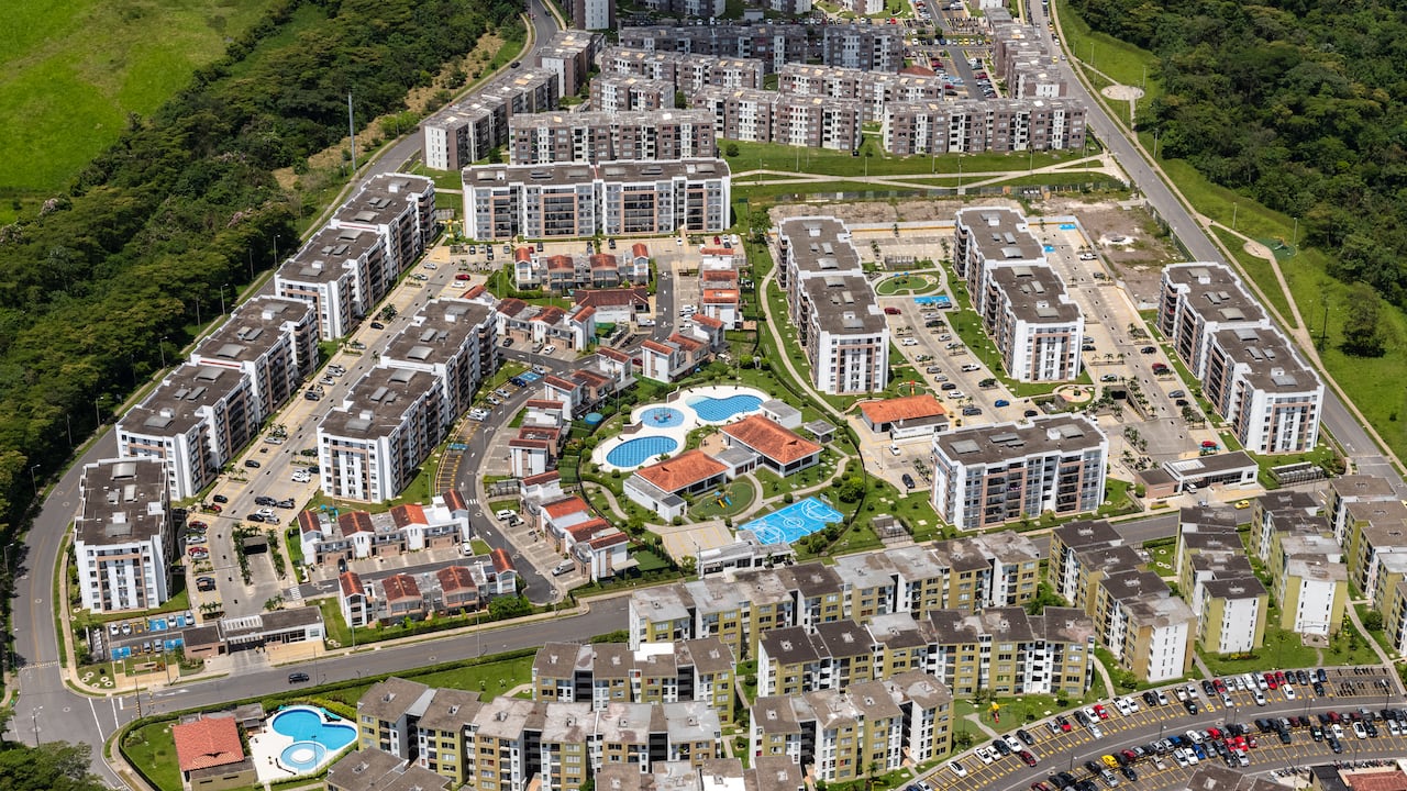 Ubicado en Villavicencio, Hacienda Rosablanca es un gran desarrollo urbanístico de vivienda multiestrato, compuesto por 18 conjuntos residenciales.