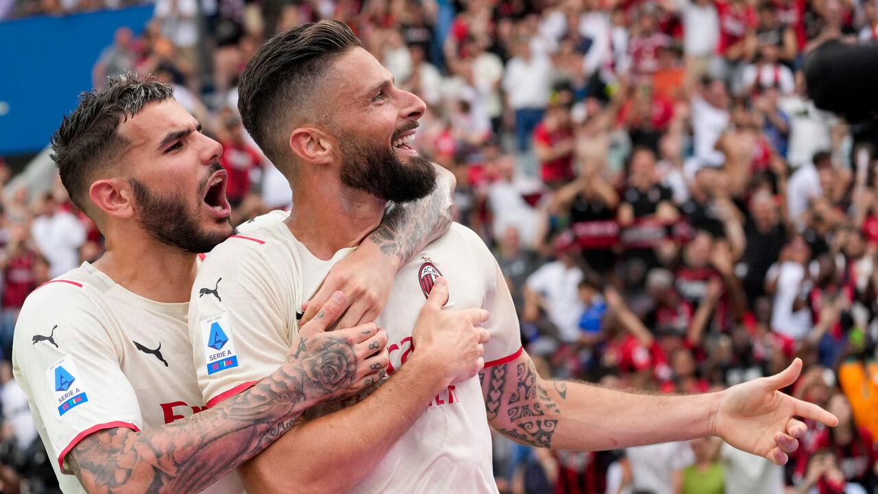 Olivier Giroud marcó doblete para darle el título de Serie A al Milan.