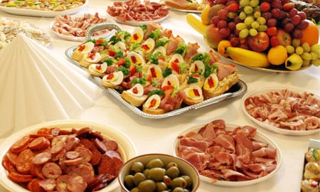 Se debe evitar el consumo de embutidos cuando se tiene una crisis de gastritis nerviosa. 