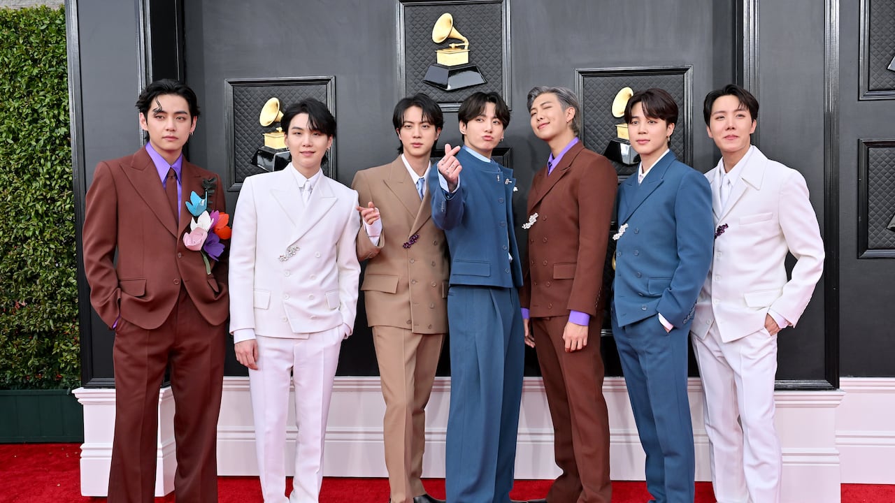 Suga, Jin, Jungkook, RM, Jimin y J-Hope de BTS asisten a la 64ª Entrega Anual del GRAMMY en el MGM Grand Garden Arena el 3 de abril de 2022 en Las Vegas, Nevada. (Photo by Axelle/Bauer-Griffin/FilmMagic).