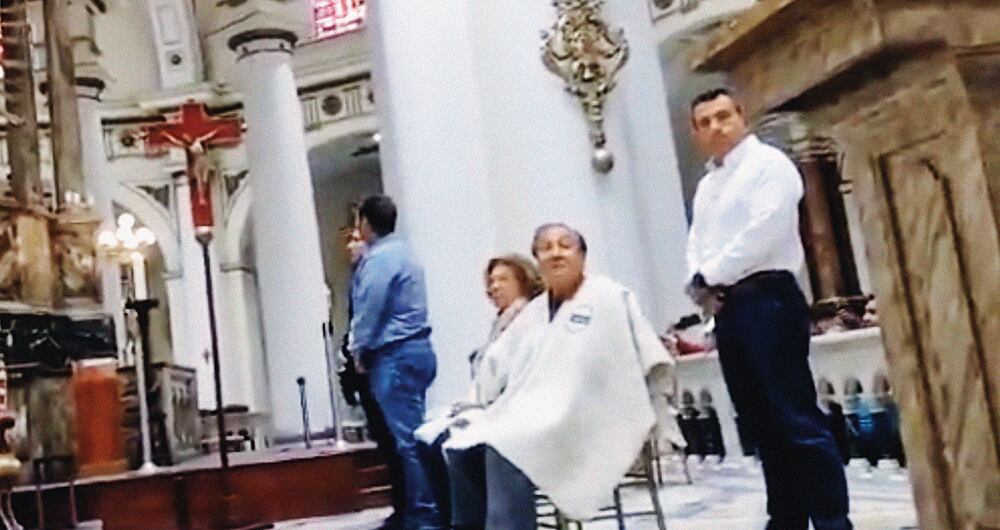 Los fieles católicos se ofendieron con un comentario que le sacaron de contexto a Hernández contra la Virgen María. El presidente electo acudió a la Virgen de Chiquinquirá para resarcir el daño.