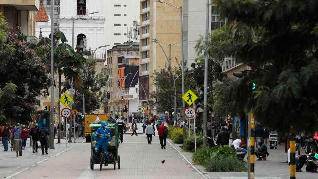 Entre las actividades autorizadas con límite de tiempo y siempre al aire libre está la actividad física que no sea de alto rendimiento, de manera individual y sin contacto con gimnasios o módulos instalados en parques.