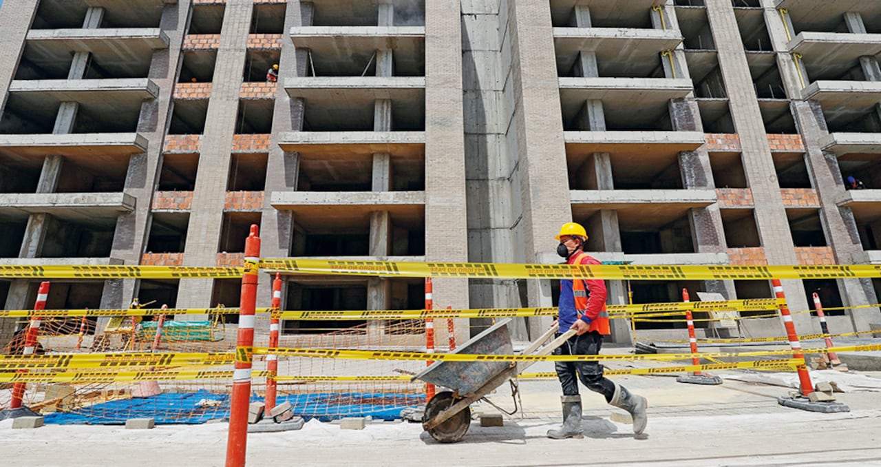 La fuerte caída en la comercialización de viviendas en Bogotá en el primer trimestre de 2023 –siendo uno de los sectores que más jalona la economía por la demanda de materias primas y contratación de mano de obra– es una de las señales de la ralentización que hay en la ciudad. Desde noviembre de 2022, el propio secretario de Hacienda lo alertó.