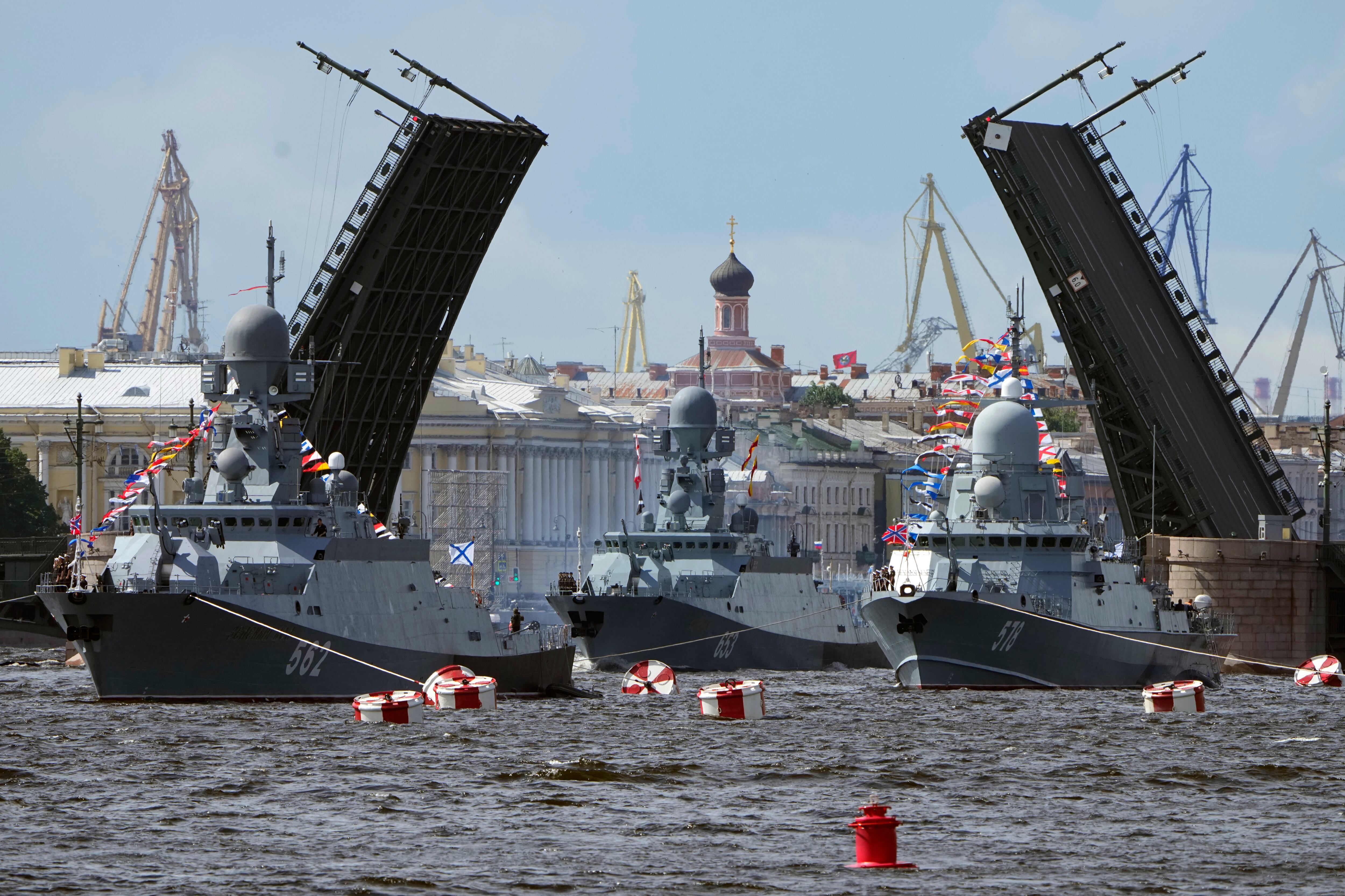 buques de guerra anclan durante un ensayo del desfile naval en San Petersburgo, Rusia,