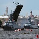 buques de guerra anclan durante un ensayo del desfile naval en San Petersburgo, Rusia,