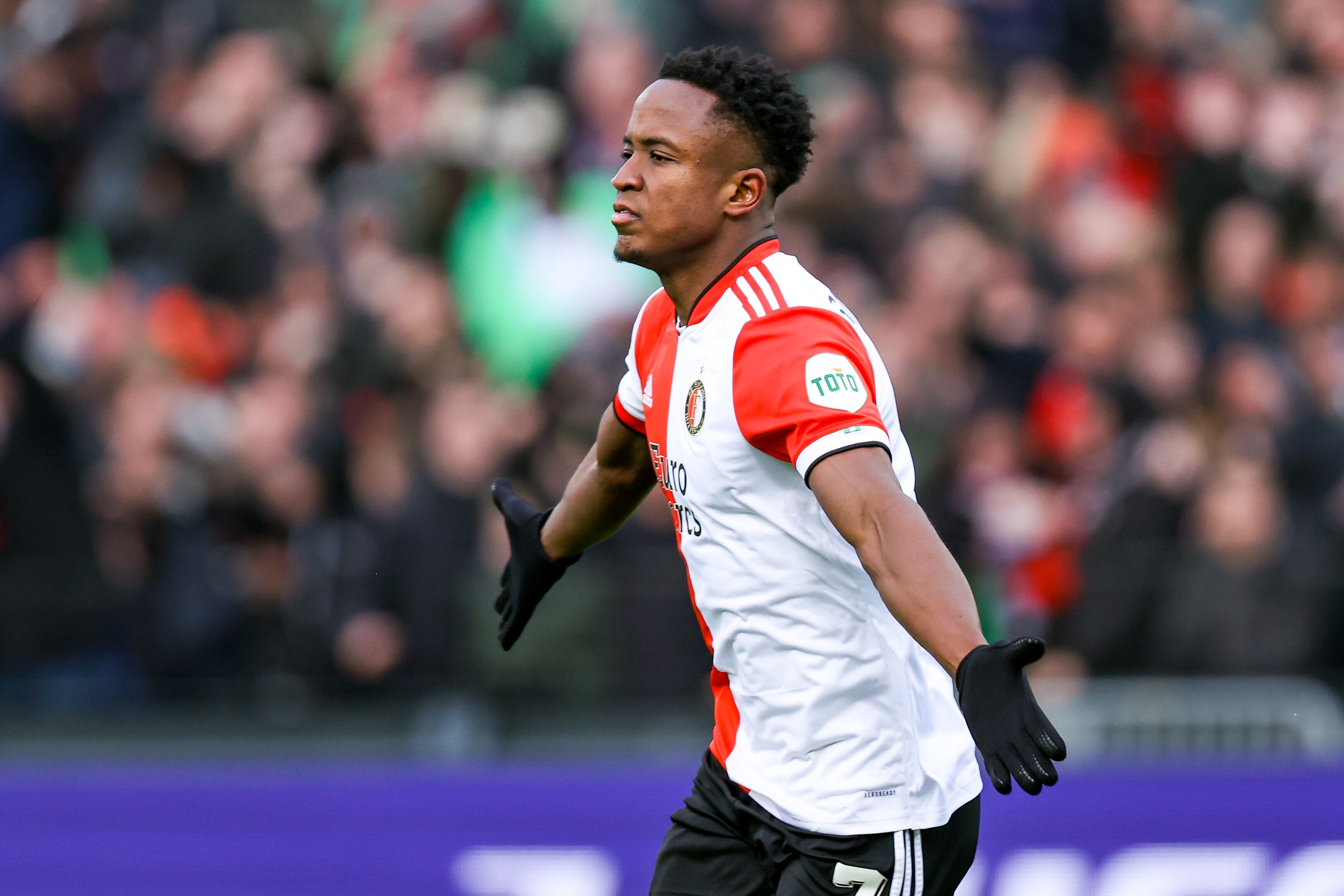 El colombiano logró este jueves su novena anotación en la Conference League.