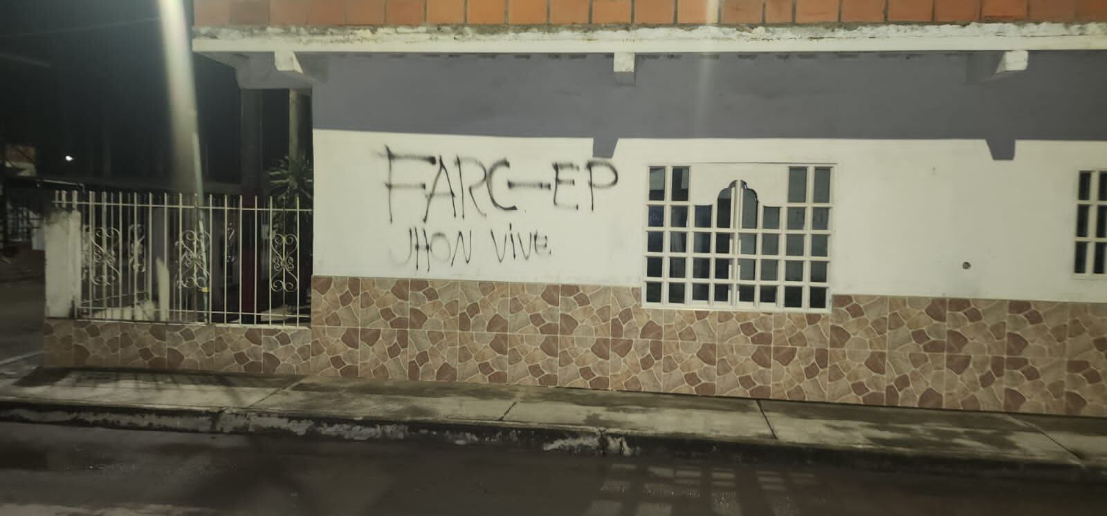 Los uniformados estaban borrando los grafitis que había pintado el grupo ilegal.