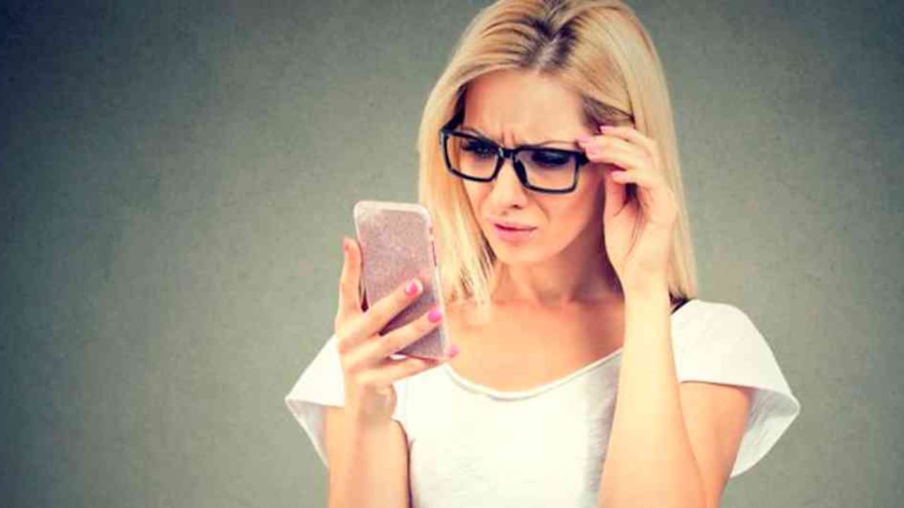 Carga, no carga, lo hace de forma lenta o se apaga muy rápido después de haberlo tenido enchufado un largo rato. Éstas son algunas señales de que algo anda mal.